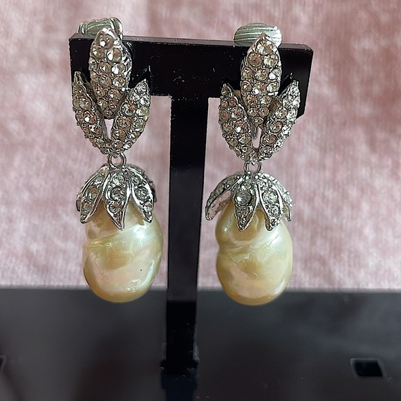 Vintage CINER Rhinestone and Pearl Clip On Earrings!  Gorgeous.  Wedding Worthy! - Picture 9 of 17